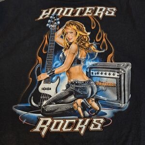 Hooters Rocks Graphic T-Shirt Mens Sz XL. READ